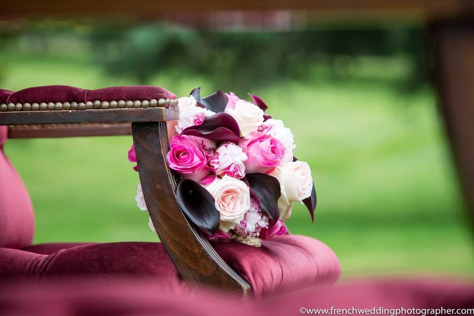 Bouquet de mariée posé sur une chaise, photographie issue de la galerie Jebooktoo sur Mariages.net