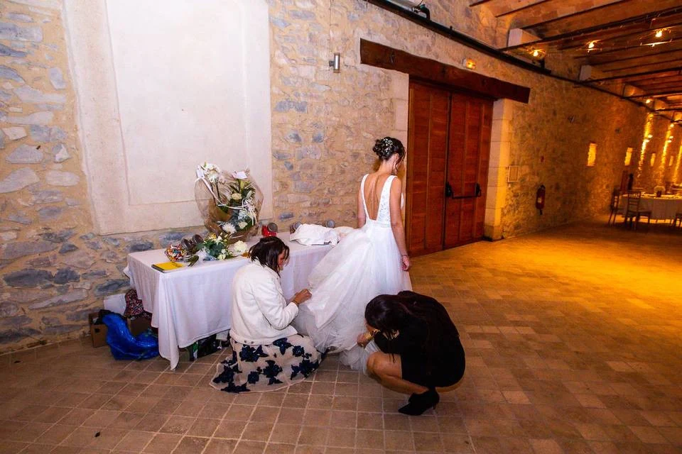 Wedding planners Jebooktoo en pleine préparation de la robe d'une mariée