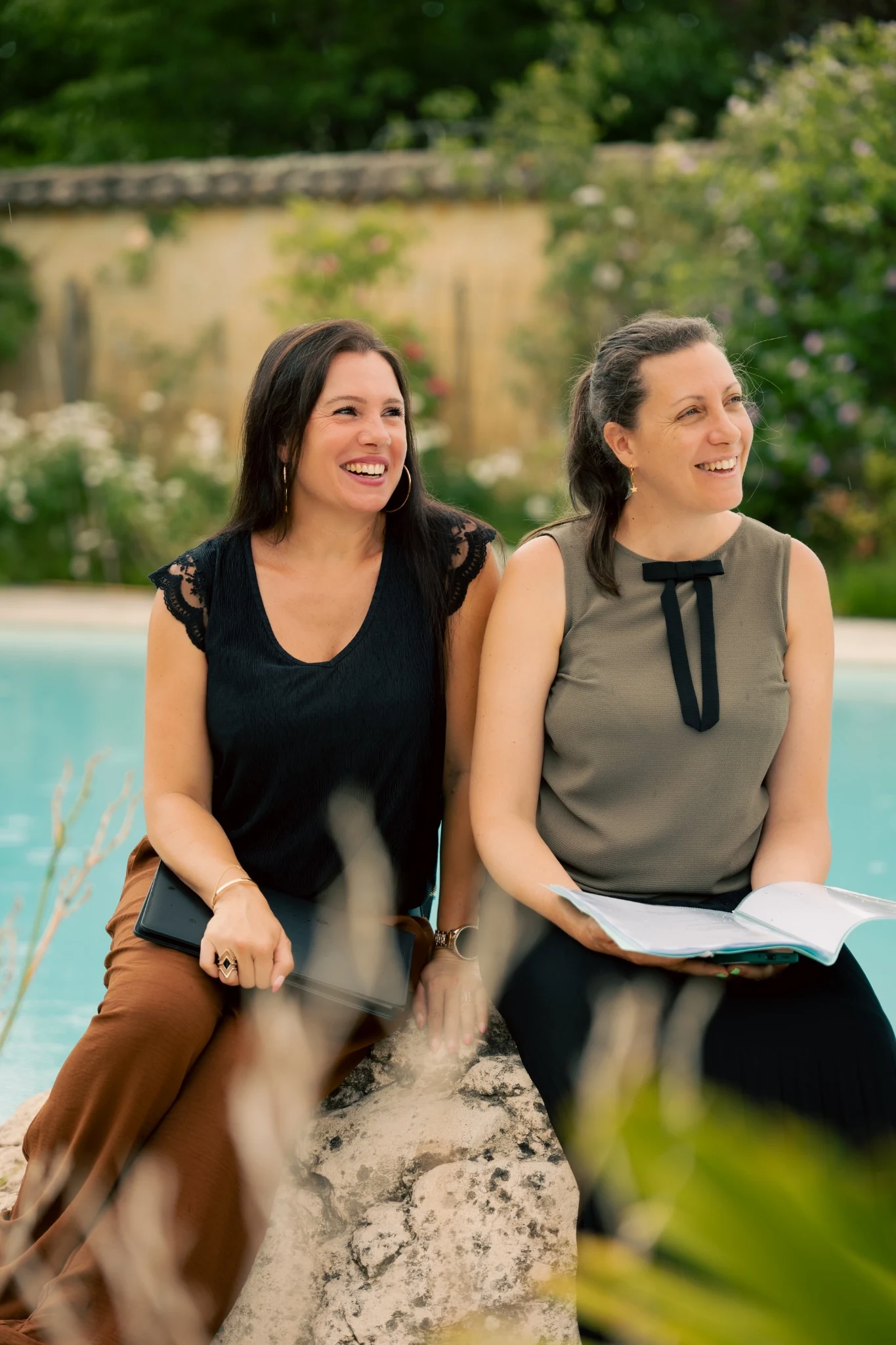 Perrine et Élodie, souriantes, réunies près d’une piscine dans un jardin
